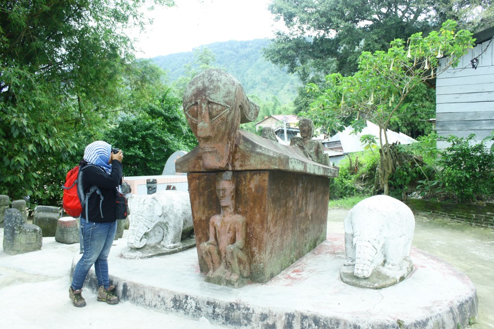 kuburan Raja Sidabutar tidak jauh dari pinggiran Danau Toba sekitar Samosir